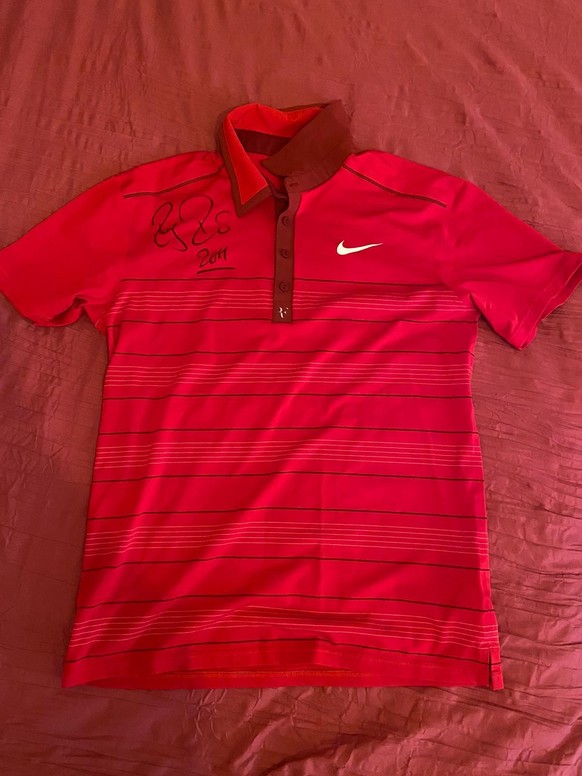 Le maillot a été dédicacé par Federer. La signature est accompagnée de l'année du tournoi: 2011.