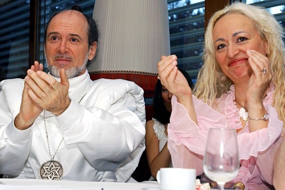 Claude &quot;Rael&quot; Vorilhon, left, founder of the Raelian movement and of Clonaid, left, and Brigitte Boisselier, right, chief executive of Clonaid, right, applaud a speaker, during the first Sym ...