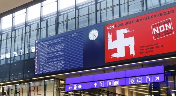 En 2016, les CFF ont décidé de retirer cette affiche visant l'UDC des gares de Genève et de Zurich, après un tsunami de plaintes des voyageurs.