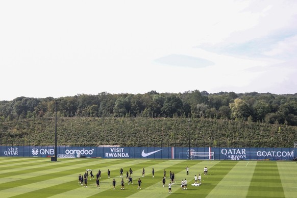 epa10805318 PSG players attend a training session at the club&#039;s sports complex in Poissy, near Paris, France, 18 August 2023. EPA/MOHAMMED BADRA