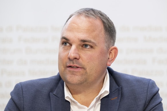 Nationalrat und Parteipraesident Marcel Dettling, SVP-SZ, spricht waehrend einer Medienkonferenz von der SVP Schweiz unter dem Titel &quot;Finanzloch: Der Bund vernichtet Milliarden Franken Steuergeld ...