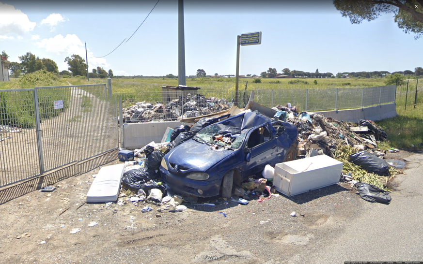 Weird shit on google street view 
https://9-eyes.com/