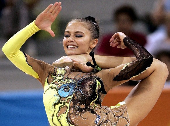 La Russe Alina Kabaeva joue avec des massues lors d'une séance d'entraînement de gymnastique rythmique aux Jeux Olympiques de 2004 à Athènes, le mercredi 25 août 2004.