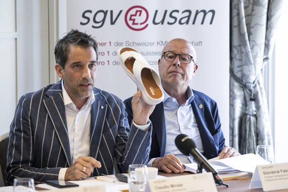 Claudio Minder, Unternehmer und Fabio Regazzi, Praesident des Schweizerischen Gewerbeverbands SGV, von links, sprechen an einer Medienkonferenz ueber die neue Praxis des Eidgenoessischen Instituts fue ...