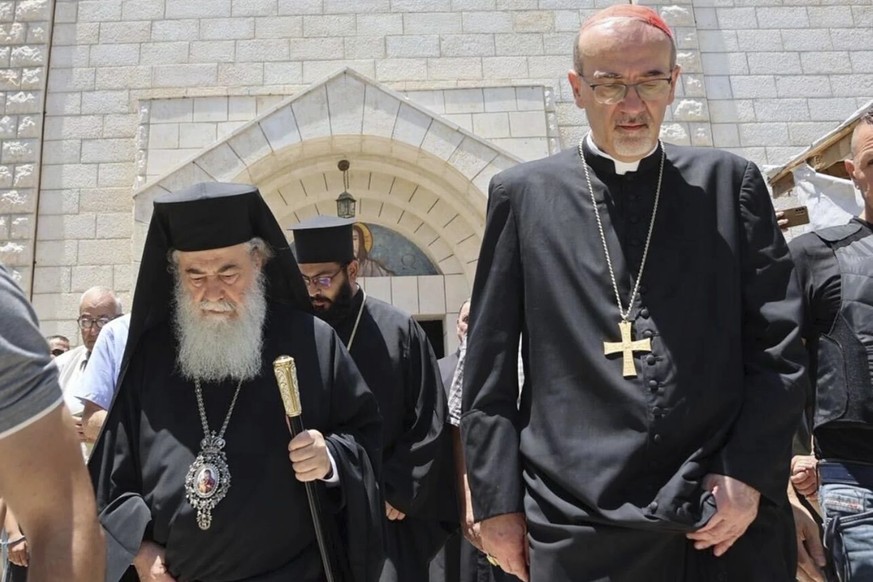 Pierbattista Pizzaballa (à droite) avec le patriarche grec-orthodoxe de Jérusalem Theophilos III à Gaza.