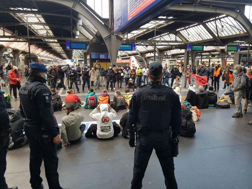 La police a entouré les manifestants, qui se sont assis au milieu de la gare pour chanter et applaudir.