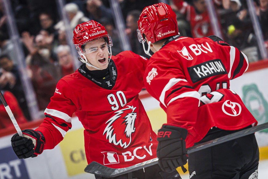 Theo Rochette (LHC), gauche, celebre son but avec Dominik Kahun (LHC), droite, lors du match du championnat suisse de hockey sur glace de National League entre Lausanne HC, LHC, et le HC Lugano, HCL, ...