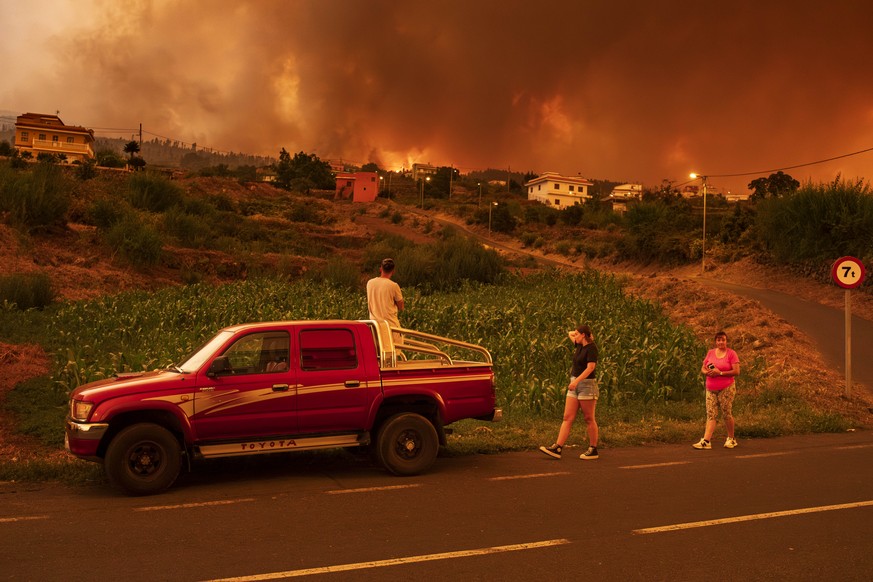 Samedi, des habitants tentaient d'atteindre leurs maisons dans un petit village, alors que le feu continuait à progresser.