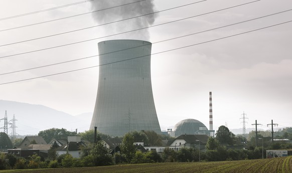 ZUR MELDUNG, DASS AKW AUCH WAEHREND IHRER STILLEGUNGSPHASE &amp;quot;GEFAEHRLICH&amp;quot; BLEIBEN, STELLEN WIR IHNEN FOLGENDES BILDMATERIAL ZUR VERFUEGUNG - Vapor exudes from the cooling tower of the ...