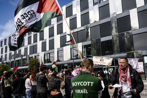 Joseph Daher, Professeur invite a l&#039;Universite de Lausanne, distribue des documents aux militants pro-palestiniens qui manifestent lors d&#039;un appel a la mobilisation alors que des etudiants p ...