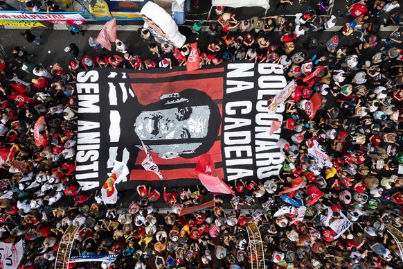 epa12592533 An aerial view shows the crowd displaying a banner that reads 'Bolsonaro in jail, no amnesty' during a demonstration to oppose the sentence-reduction bill, known as PL da Dosimet ...