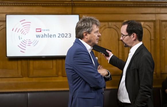 Juerg Grossen, Parteipraesident der GLP Schweiz und Nationalrat GLP-BE, links, und Balthasar Glaettli, Parteipraesident Gruene Schweiz und Nationalrat GP-ZH, rechts, sprechen kurz vor der Elefantenrun ...