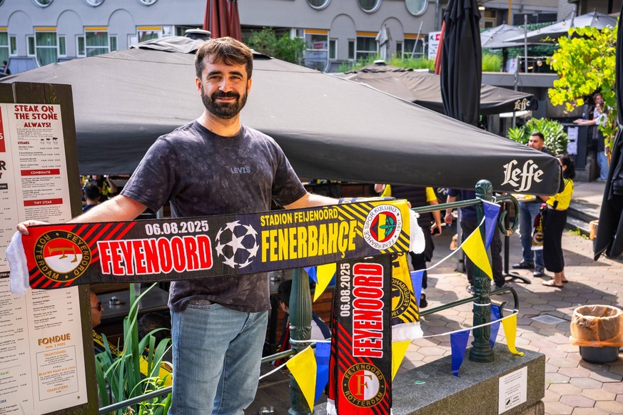 ROTTERDAM - A man sells scarves especially for the match against Feyenoord. Feyenoord hosts FenerbahoÂße in the third preliminary round of the Champions League at De Kuip. ANP MARCO VAN DER CAAIJ neth ...