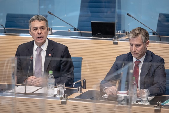 CAPTION ADDITION: ERGAENZT DIE PERSON RECHTS - Bundesrat Ignazio Cassis, links, und Simon Pidoux, Sonderbotschafter f�r die URC2022, sprechen an der Medienkonferenz zur Ukraine Recovery Conference, am ...