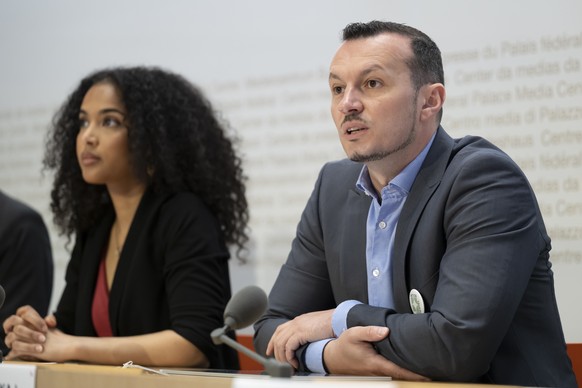 Arber Bullakaj, Praesident von Aktion Vierviertel, rechts, spricht neben Nadra Mao, Vorstand von Aktion Vierviertel, links, an einer Medienkonferenz von das komitee fuer die Demokratie-Initiative: Fue ...