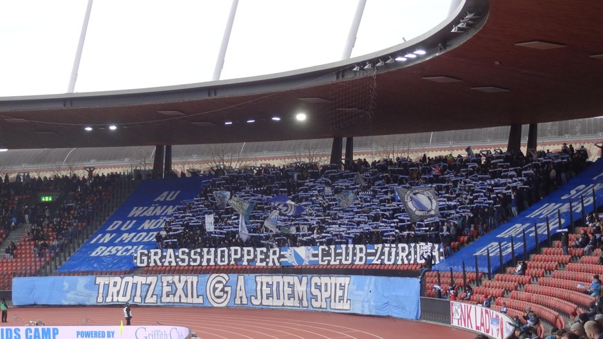 Lors de chaque rencontre au Letzigrund, les ultras de GC déploient la banderole «En exil à chaque match».
