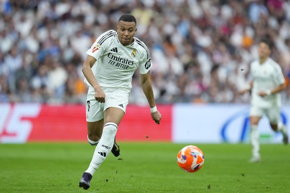 Real Madrid&#039;s Kylian Mbappe eyes the ball during a Spanish La Liga soccer match against Real Sociedad at Santiago Bernabeu stadium in Madrid, Saturday, May 24, 2025. (AP Photo/Cesar Cebolla)
Spai ...