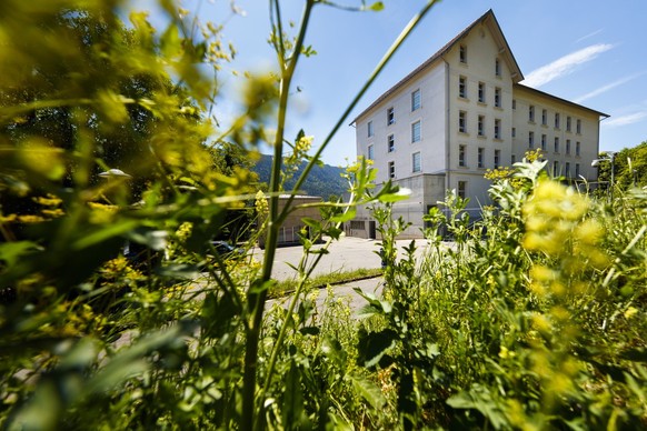 Le centre d&#039;enregistrement et de procedure (CEP) de Vallorbe est photographie avant une conference de presse au sujet de la planification des emplacements des centres federaux pour requerants d&# ...