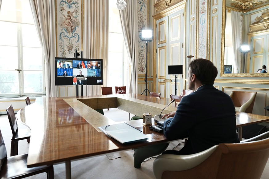 Le président français Emmanuel Macron participe à une vidéoconférence des dirigeants du G7 sur l'Ukraine au palais de l'Elysée à Paris, en France.