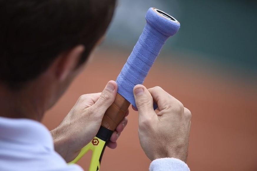 Gasquet utilise des manches de raquette sur mesure, avec un bout (le talon) particulièrement épais, comme une boule.