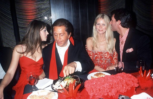 Jan. 1, 2011 - K19085RH: VALENTINO PARTY.DINNER TO CELEBRATE VALENTINO S CFDA LIFETIME ACHEVEMENT AWARD.AT THE FOUR SEASONS RESTAURANT.NYC 06/14/2000.ELIZABETH HURLEY,VALENTINO,CLAUDIA SCHIFFER AND TI ...