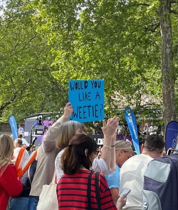 Die lustigsten Plakate vom London 2026 
https://www.instagram.com/britlife_/