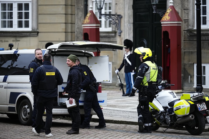 epa11024414 Police officers work in Amalienborg Slotsplads as the square is cordoned off due to the discovery of a suspicious package in Det Gule Palae, the Yellow Palace, which houses the Lord Chambe ...