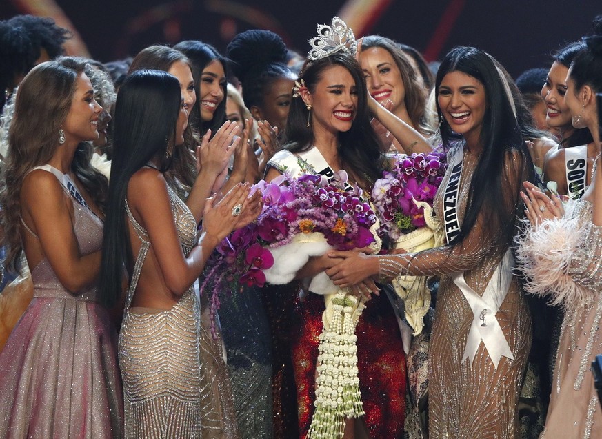 epa07236859 The new Miss Universe 2018 Catriona Gray (C) from Philippines is congratulated by second runner-up Miss Venezuela Sthefany Gutierrez (R) and other contestants during the Miss Universe 2018 ...