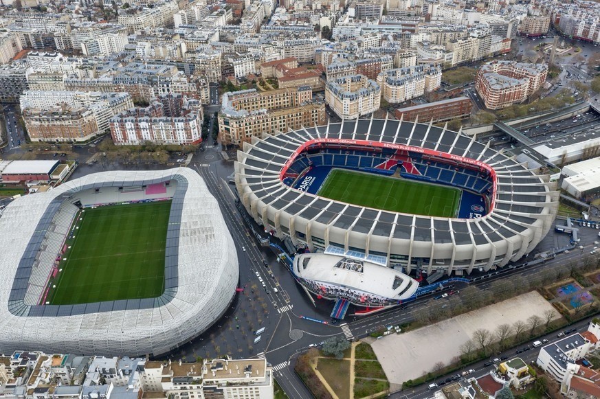 Seule la rue Claude Farrère sépare le stade du PSG (à droite) et le futur domicile du Paris FC.