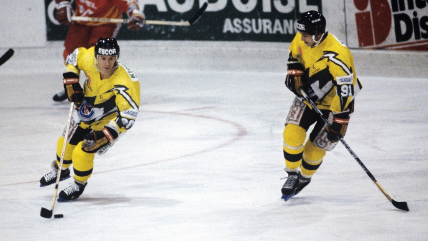Die beiden Spieler, Slawa Bykow (links) und Andrej Chomutow (rechts), von Fribourg-Gotteron in AKtion, im November 1990. (KEYSTONE/Karl-Heinz Hug)