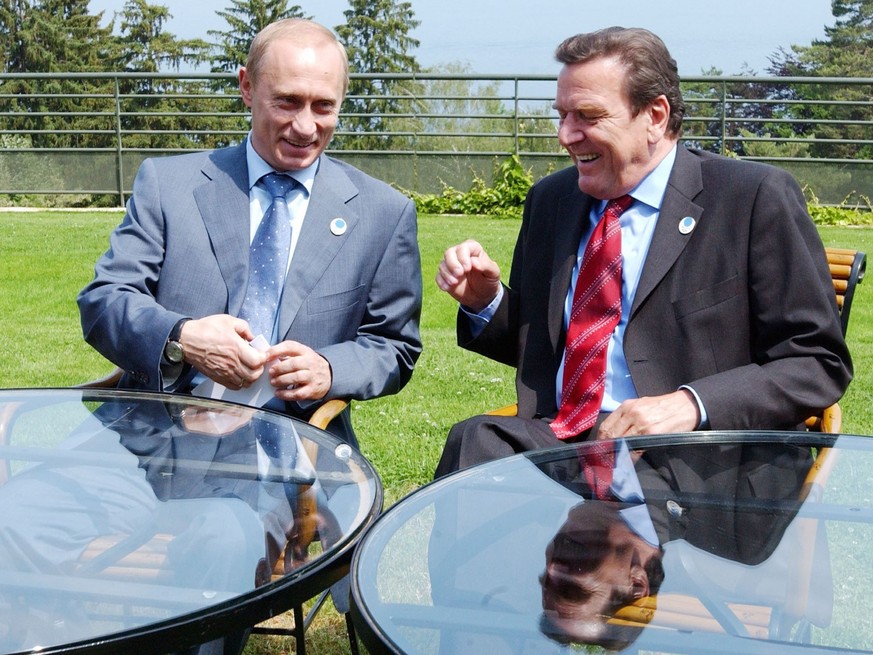 Bundeskanzler Gerhard Schr��der, rechts, und der russische Pr��sident Wladimir Putin unterhalten sich am Montag, 2. Juni 2003, am Rande des G8 Gipfeltreffens im franzoesischen Evian am Genfer See. Put ...