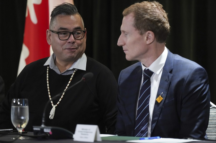 Shane Gottfriedson (à gauche), représentant demandeur et ancien chef des Tk'emlúps te Secwépemc, s'entretient avec Marc Miller, ministre fédéral des Relations Couronne-Autochtones.