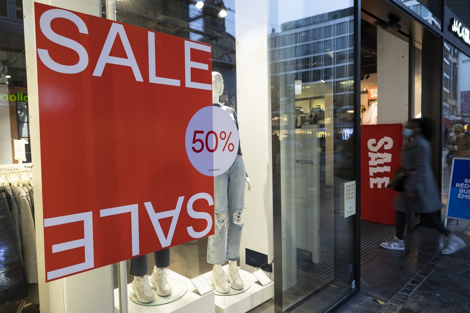 Le canton du Jura va inviter les commerçants à renoncer à l'utilisation du terme anglais «sale» pour privilégier l'idiome français soldes lors des ventes promotionnelles.