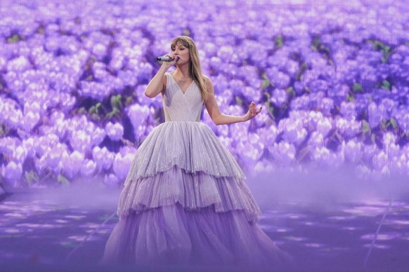 MUNICH, GERMANY - JULY 27: (EDITORIAL USE ONLY. NO STANDALONE PUBLICATION USE (NO SPECIAL INTEREST OR SINGLE ARTIST PUBLICATION USE; NO BOOK USE)) Taylor Swift performs onstage during &quot;Taylor Swi ...