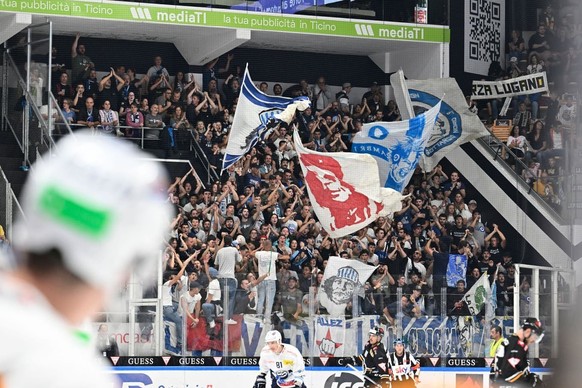 Les supporters d’Ambri ont mis fin à leur boycott en entrant dans la patinoire pour le deuxième tiers.