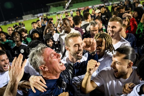 Les joueurs d&#039;Yverdon celebrent la promotion en Super League avec l&#039;entraineur yverdonnois Marco Schaellibaum, gauche, lors de la rencontre de football de Challenge League entre Yverdon Spor ...