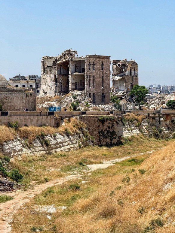 Vue depuis la citadelle sur les bâtiments détruits de la vieille ville d’Alep.