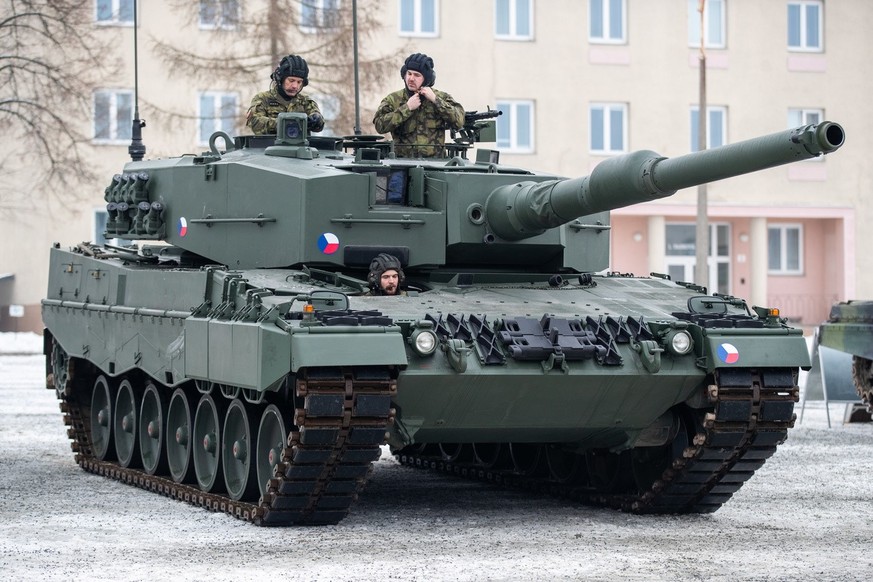 epa10375553 Czech soldiers drive a Leopard 2A4 tank during a ceremony for the hand over of the symbolic key of the tank to the Czech army, in Praslavice, Czech Republic, 21 December 2022. The Czech Re ...
