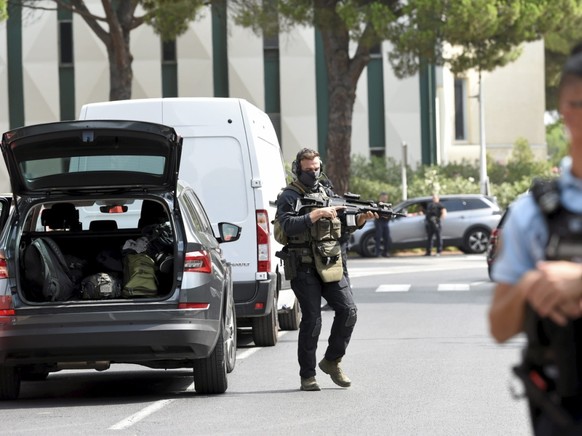 Au moins deux voitures, dont une contenant une bouteille de gaz qui a explos�, ont �t� incendi�es devant la synagogue de La Grande-Motte.