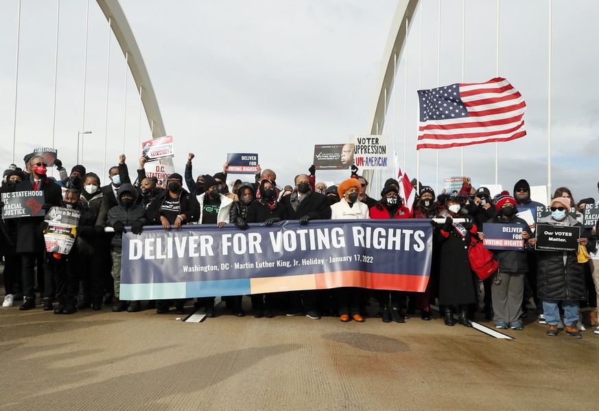 IMAGE DISTRIBUTED FOR DELIVER FOR VOTING RIGHTS - Martin Luther King III, center, and his family are joined by members of Congress Rep. Joyce Beatty (D-OH), center 2nd right, and Rep. Terri Sewell (D- ...
