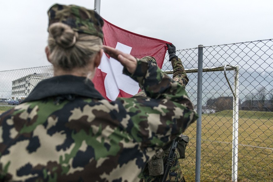 Morgens beim Antrittsverlesen wird die Schweizer Flagge gehisst, in Achtungstellug gestanden und die Fahne gegruesst, waehrend der Ausbildung zu Swisscoy Soldaten, in der Naehe der Kaserne in Stans, a ...