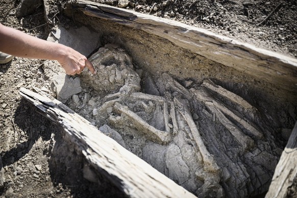 Un squelette humain sur le site ou a été découverte la nécropole préhistorique datant du début de l&#039;âge du Bronze, vers 2000 av. J.-C, à Savièse (VS).