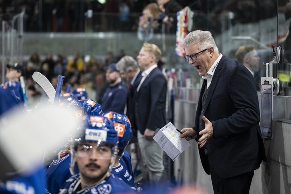 ZSC Trainer Marc Crawford reagiert im Eishockeyspiel der National League zwischen den ZSC Lions und dem SC Bern am Mittwoch, 4. Januar 2023, in der Swiss Life Arena in Zuerich. (KEYSTONE/Ennio Leanza)