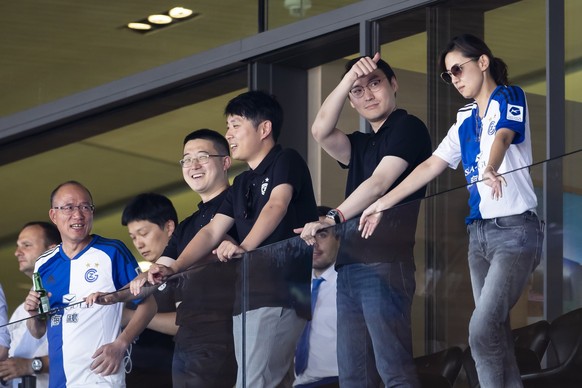 Grasshoppers Besitzerin Jenny Wang, rechts, ihr Ehemann Guo Guangchang, Gruender des Milliarden-Konzerns Fosun, links, und GC-Praesident Sky Sun, 2. rechts, nach dem Sieg ueber Lugano im Fussball Meis ...
