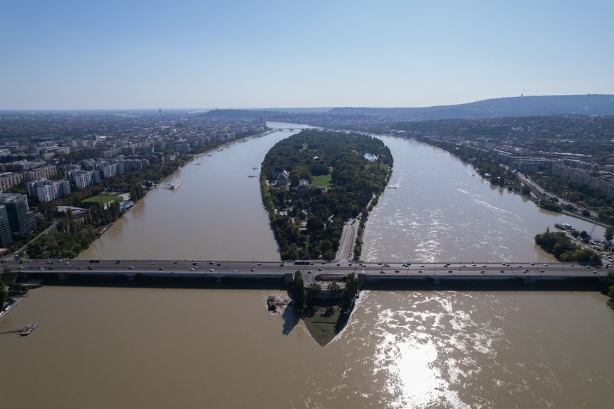 epa11617952 A photo taken with drone shows the flooded River Danube in central Budapest, Hungary, 21 September 2024. The rise of the water level is expected to peak in the capital city today. EPA/Zolt ...