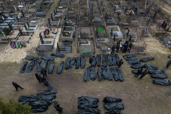Des cadavres dans un cimetière à Boutcha.