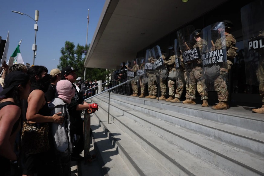 Des gardes nationaux gardaient un bâtiment administratif du gouvernement fédéral dans le centre de Los Angeles lundi.