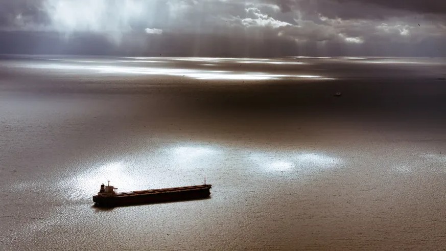 Des nuages font de l'ombre à un navire en Méditerranée (image symbolique) : Les «dark ships» sont-ils liés aux attentats contre les gazoducs ?