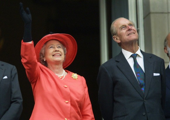 AD028 - 20020604 - LONDON, UNITED KINGDOM : Queen Elizabeth II and Prince Philipp look up from the balcony of Buckingham Palace as a Concorde flies past during the Golden Jubilee celebrations in Londo ...