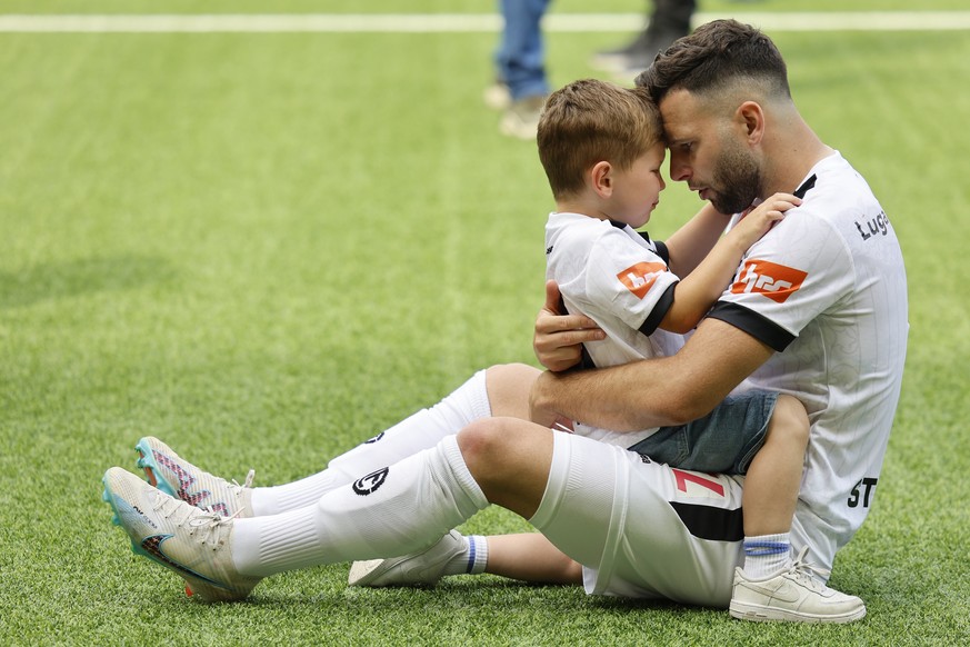 Renato Steffen en compagnie de son fils, après la finale de la Coupe de Suisse 2023.